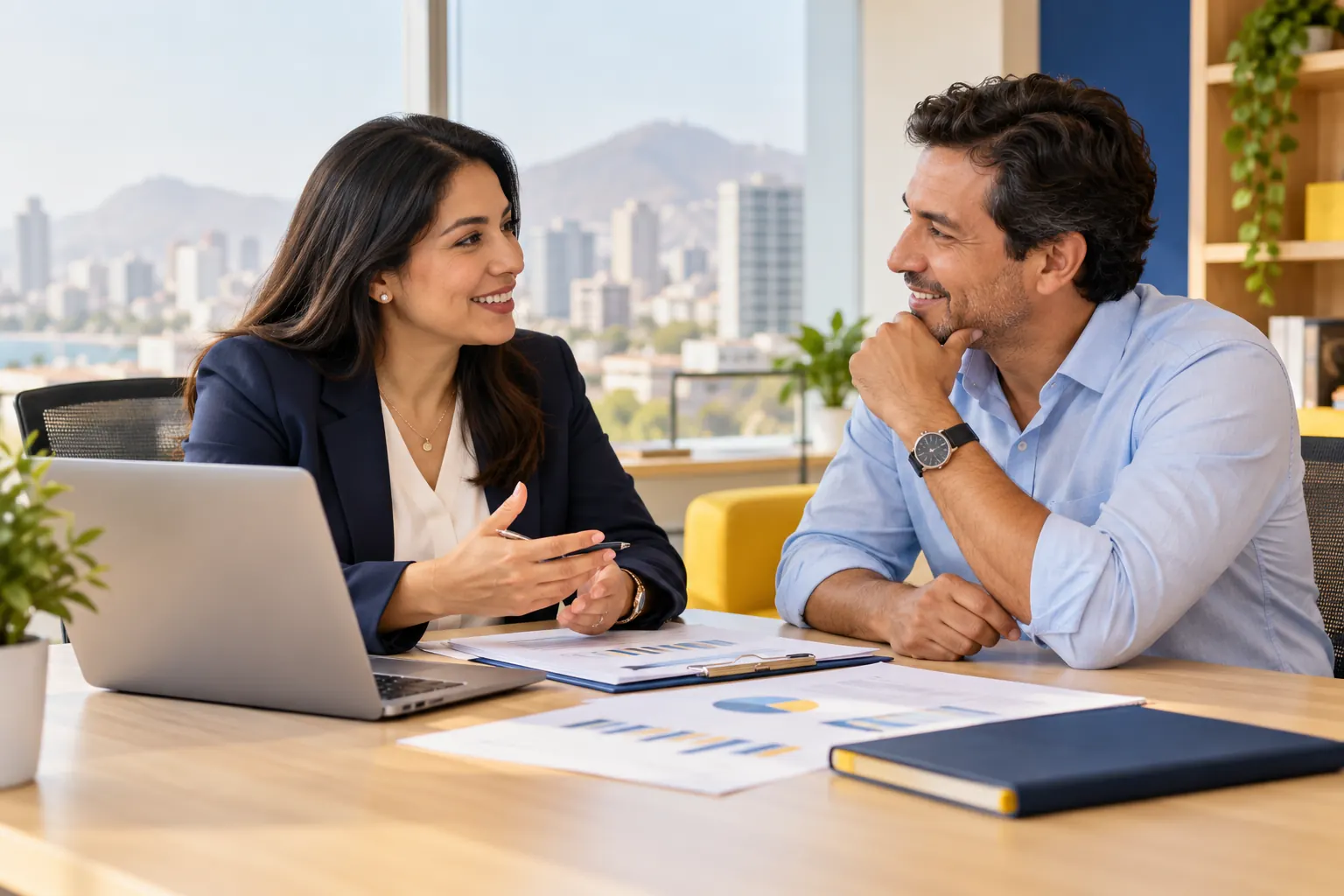 Asesora de Advisors Corp Perú atendiendo a una clienta